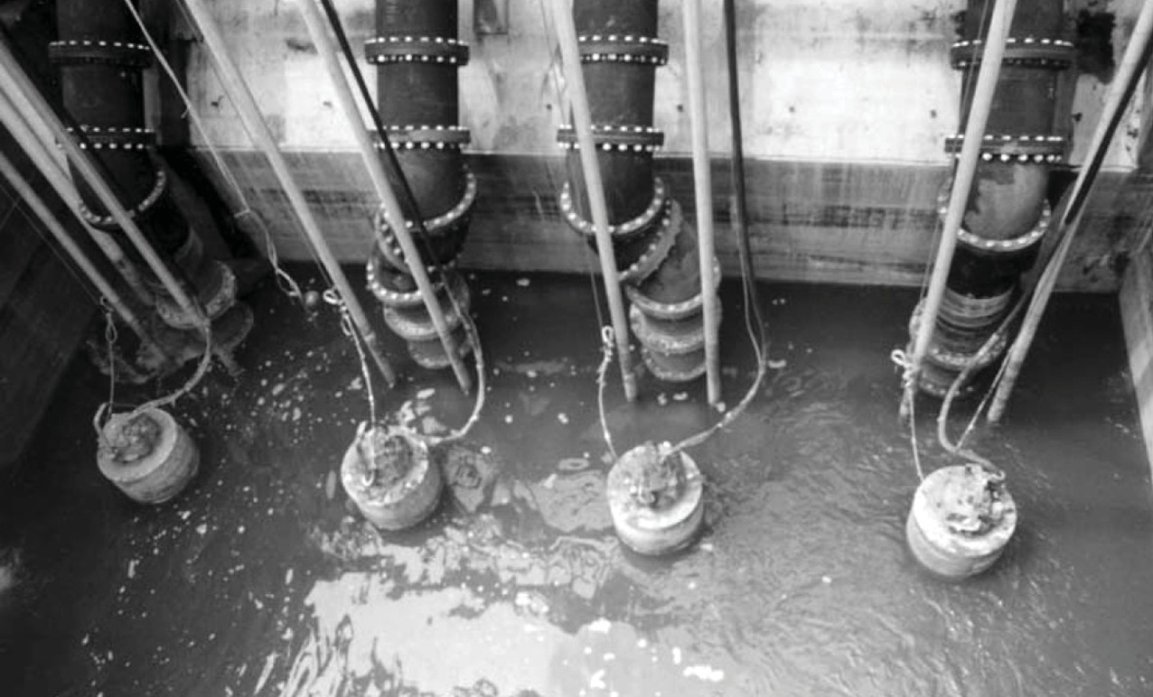 Погружные насосные агрегаты в заполненном сточными водами приемном резервуаре